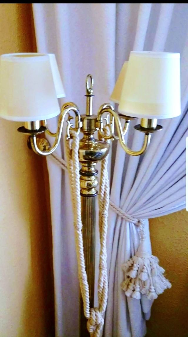 Candeeiro de pé com lustre dourado de 4 braços