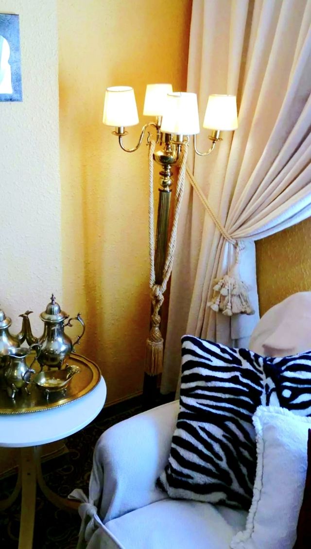 Candeeiro de pé com lustre dourado de 4 braços