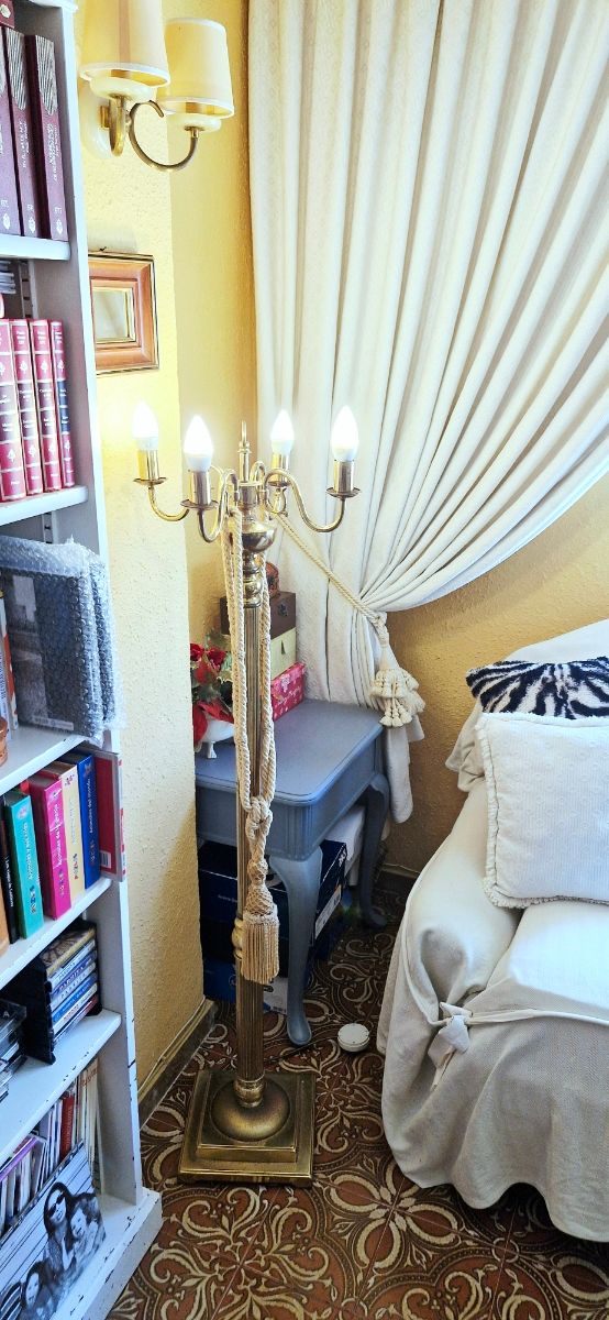 Candeeiro de pé com lustre dourado de 4 braços