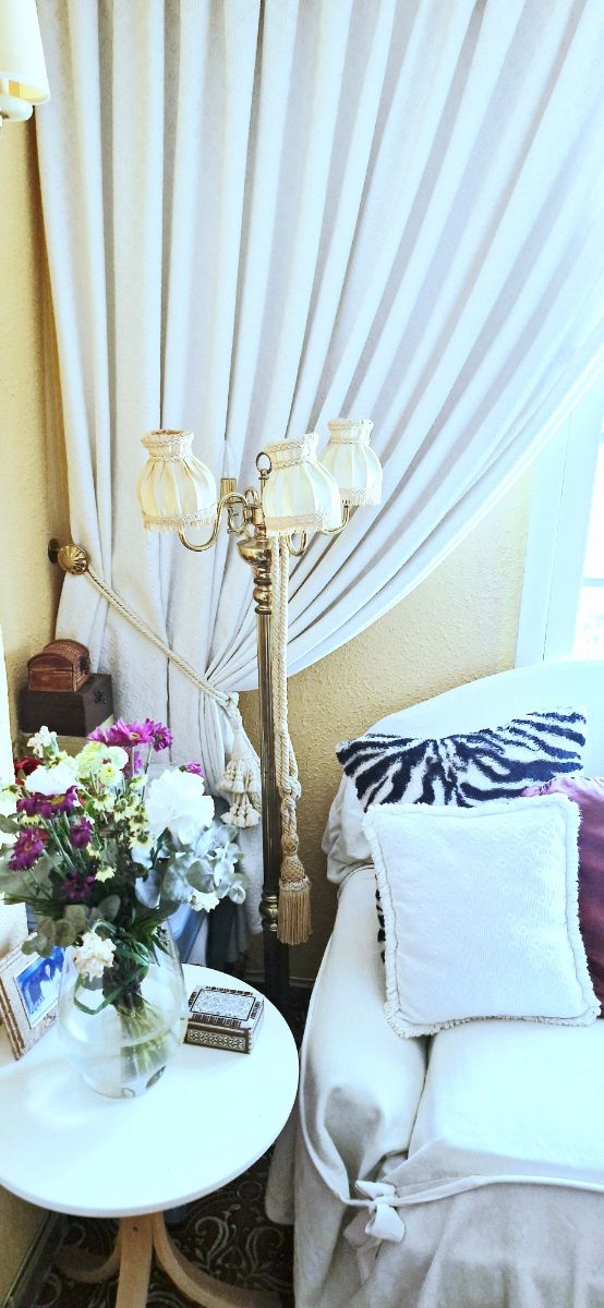 Candeeiro de pé com lustre dourado de 4 braços