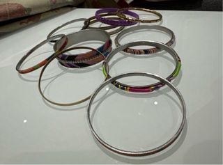 Set braccialetti rigidi colorati