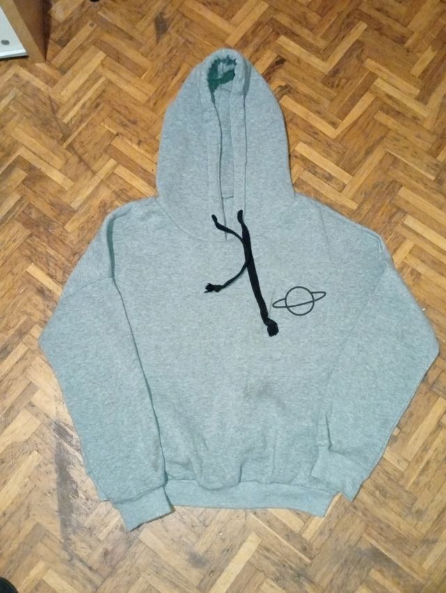 Sudadera gris con cordón negro