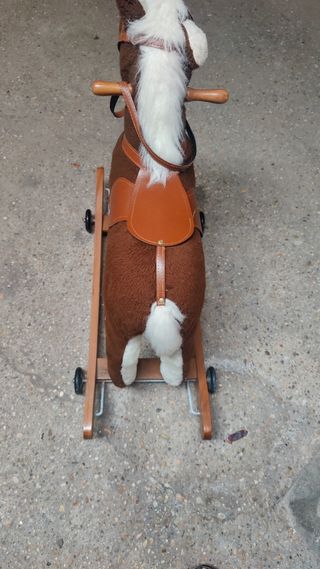 Cavallo a dondolo marrone con finiture in cuoio