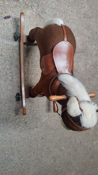 Cavallo a dondolo marrone con finiture in cuoio