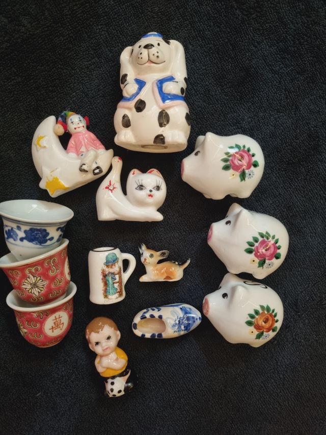 Set di figurini vintage in ceramica.