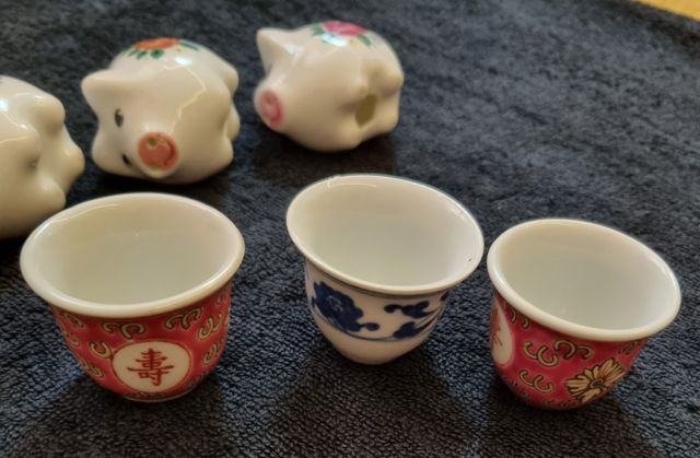 Set di figurini vintage in ceramica.