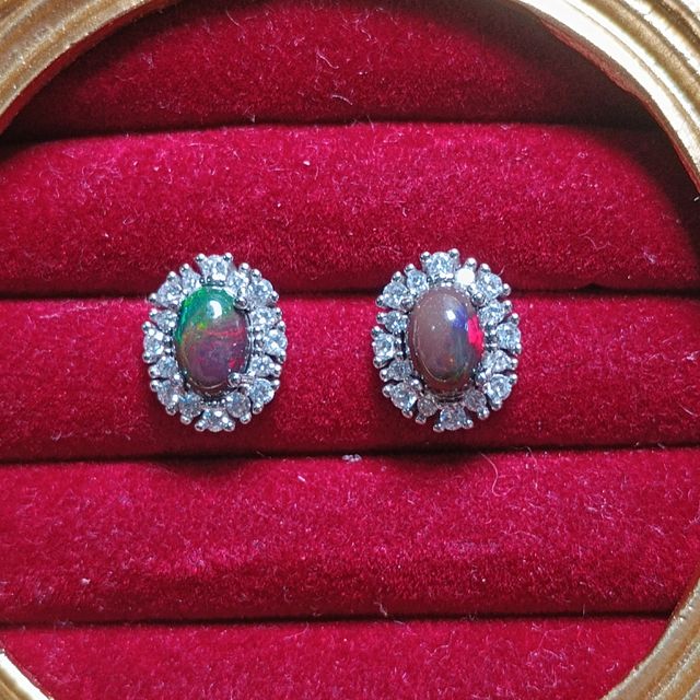 Pendientes pequeños de ópalo negro