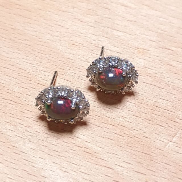 Pendientes pequeños de ópalo negro