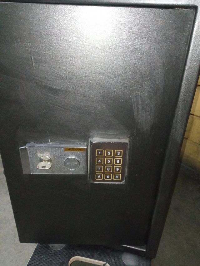 Caja Fuerte con Llave y Teclado Electrónico