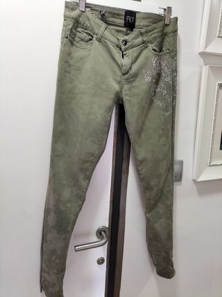 Pantalón pitillo verde Twinset con pedrería