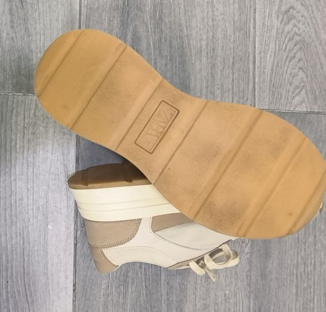 Deportivas Zara Beige y Blancas