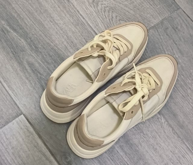 Deportivas Zara Beige y Blancas