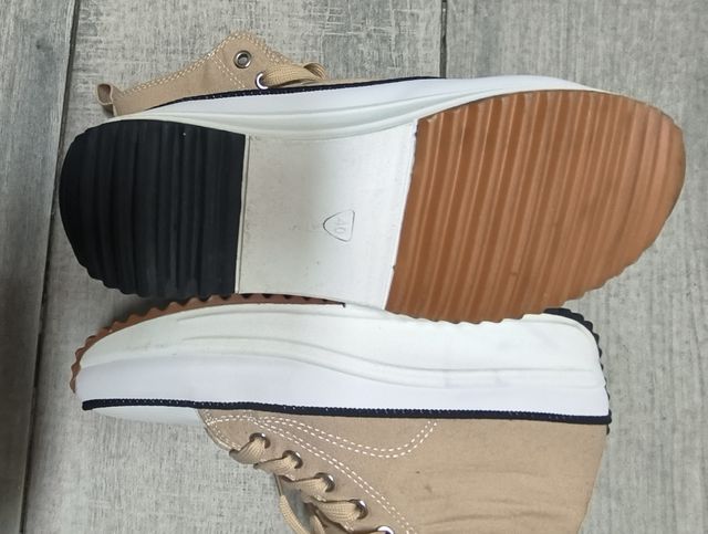 Deportivas estilo Converse beige y blancas