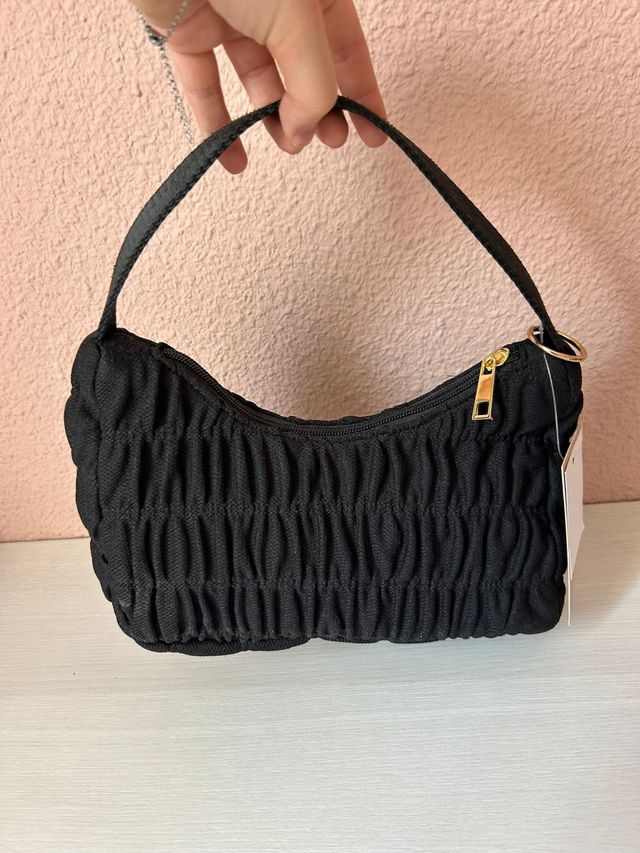 Bolso negro con textura fruncida