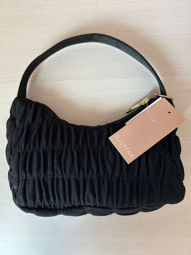 Bolso negro con textura fruncida
