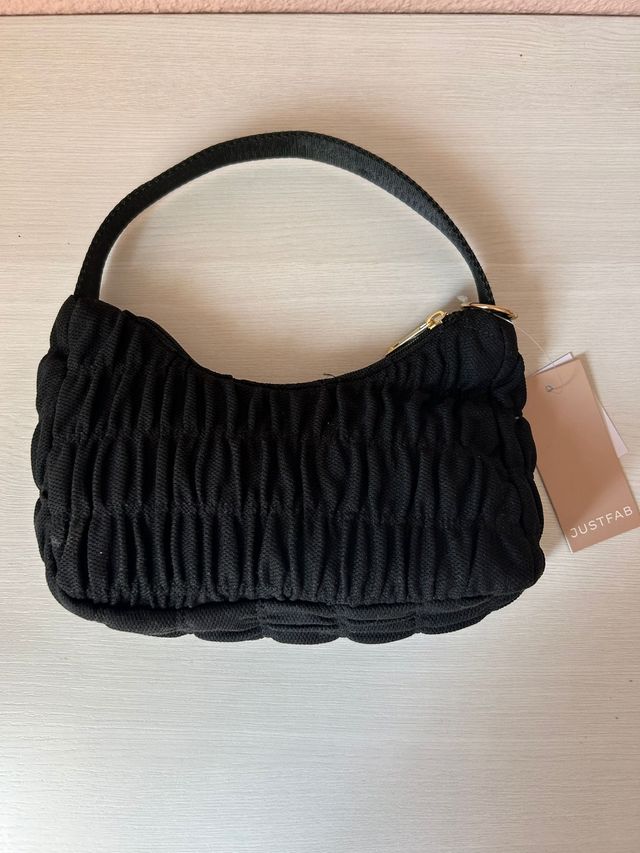 Bolso negro con textura fruncida