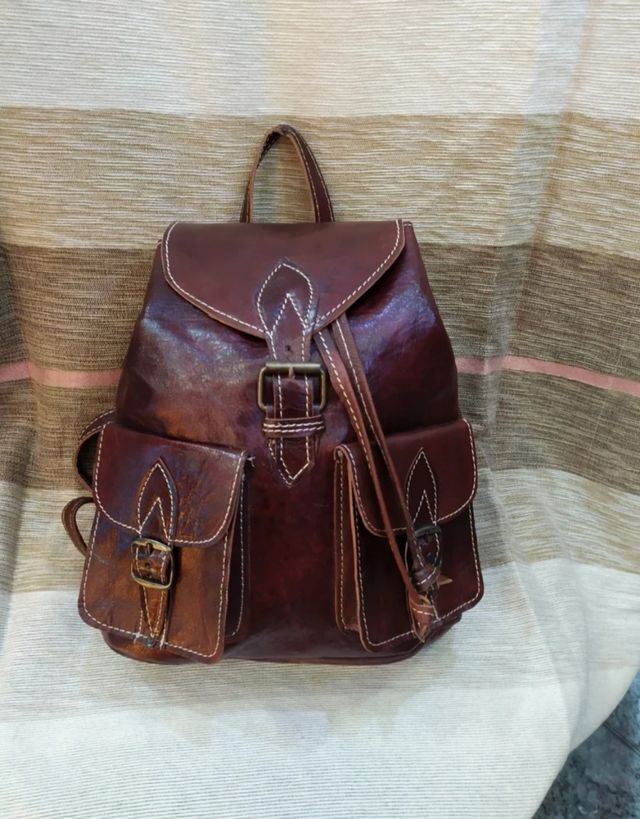 Mochila de cuero marrón oscuro