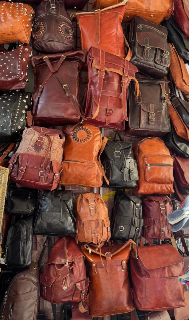 Mochila de cuero marrón oscuro