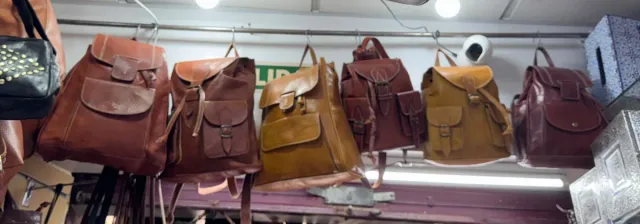 Mochila de cuero marrón oscuro