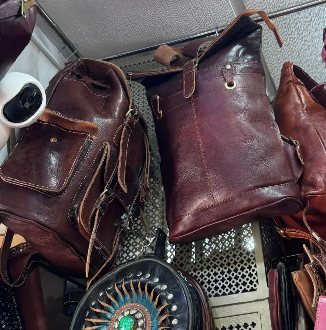 Mochila de cuero marrón oscuro