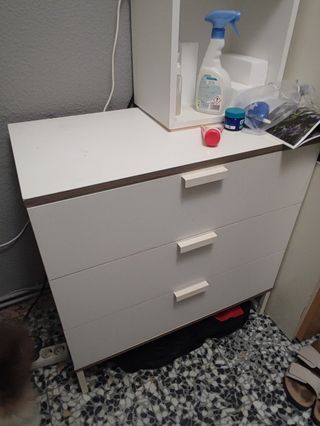 Cómoda blanca de madera y plástico