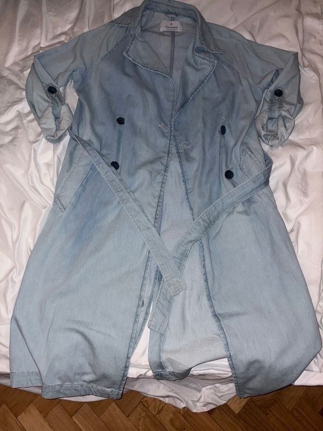 Gabardina Stradivarius Verano Azul