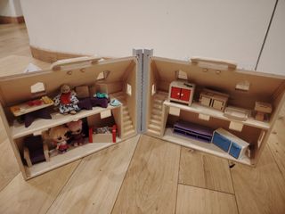 Casetta per bambole in legno rosa