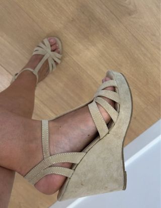 Sandalias cuña beige
