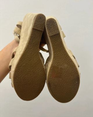 Sandalias cuña beige