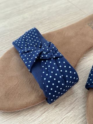 Sandalias planas azul marino con lunares blancos