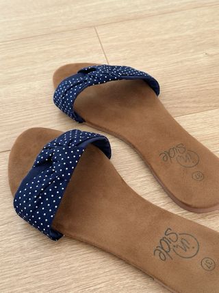 Sandalias planas azul marino con lunares blancos