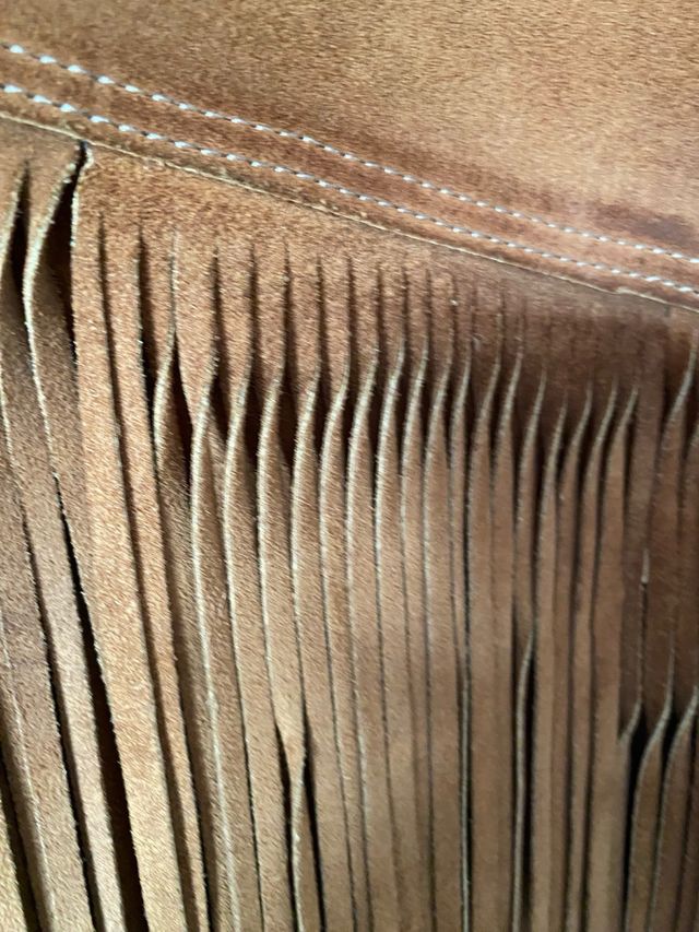 Gilet in camoscio con frange