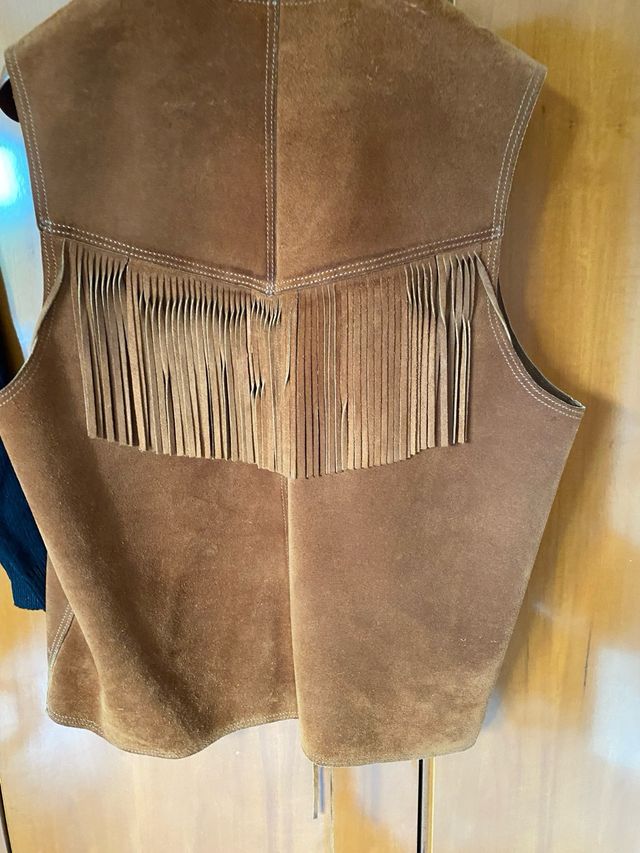 Gilet in camoscio con frange
