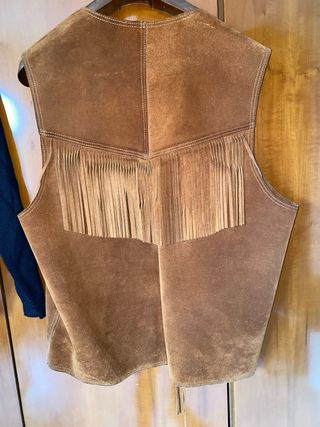 Gilet in camoscio con frange