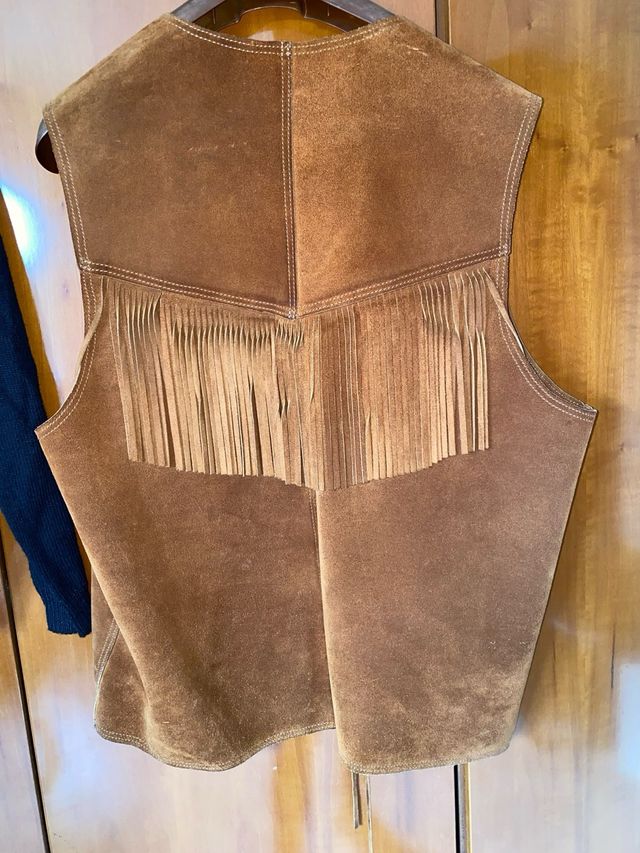Gilet in camoscio con frange