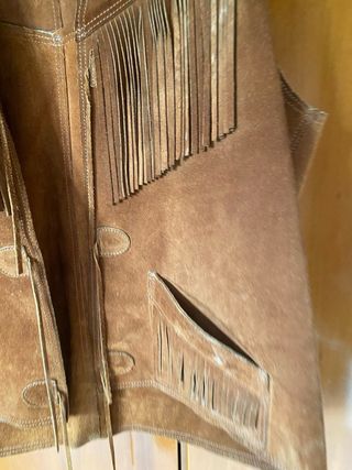 Gilet in camoscio con frange
