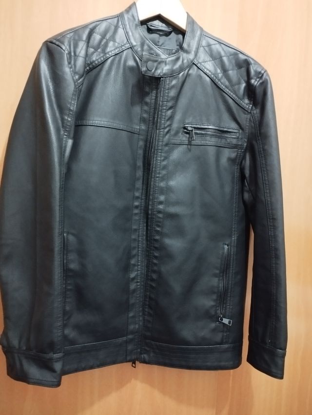 Chaqueta Piel Sintética Negra usada dos veces