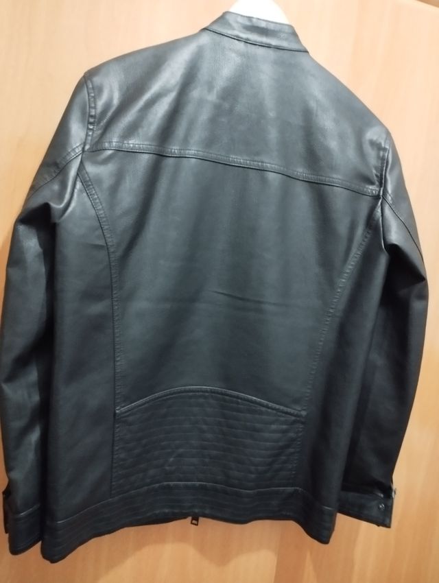 Chaqueta Piel Sintética Negra usada dos veces