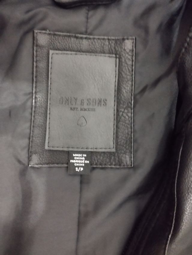 Chaqueta Piel Sintética Negra usada dos veces