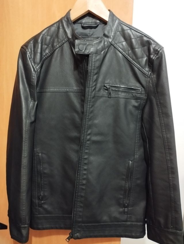 Chaqueta Piel Sintética Negra usada dos veces