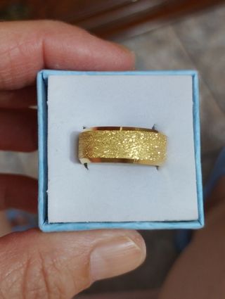 Anillo de acero con corazón