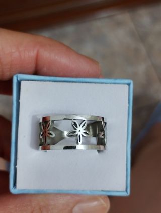 Anillo de Acero con Flores Caladas