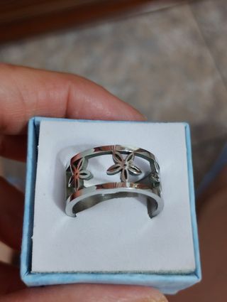 Anillo de Acero con Flores Caladas
