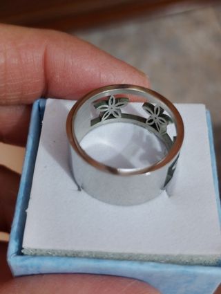 Anillo de Acero con Flores Caladas