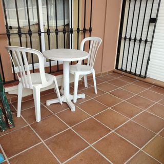 Mesa y 2 sillas de plástico blanco