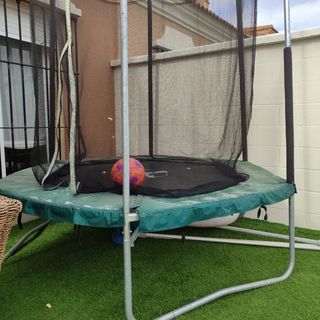 Cama elástica con red de seguridad