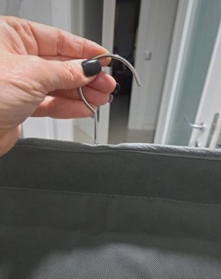 Portaborse da armadio grigio e bianco