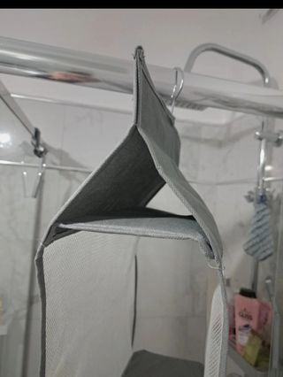 Portaborse da armadio grigio e bianco