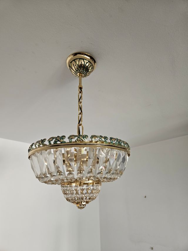 Lámpara de techo dorada y cristal