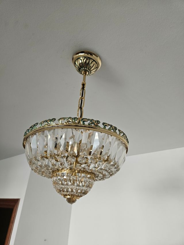 Lámpara de techo dorada y cristal